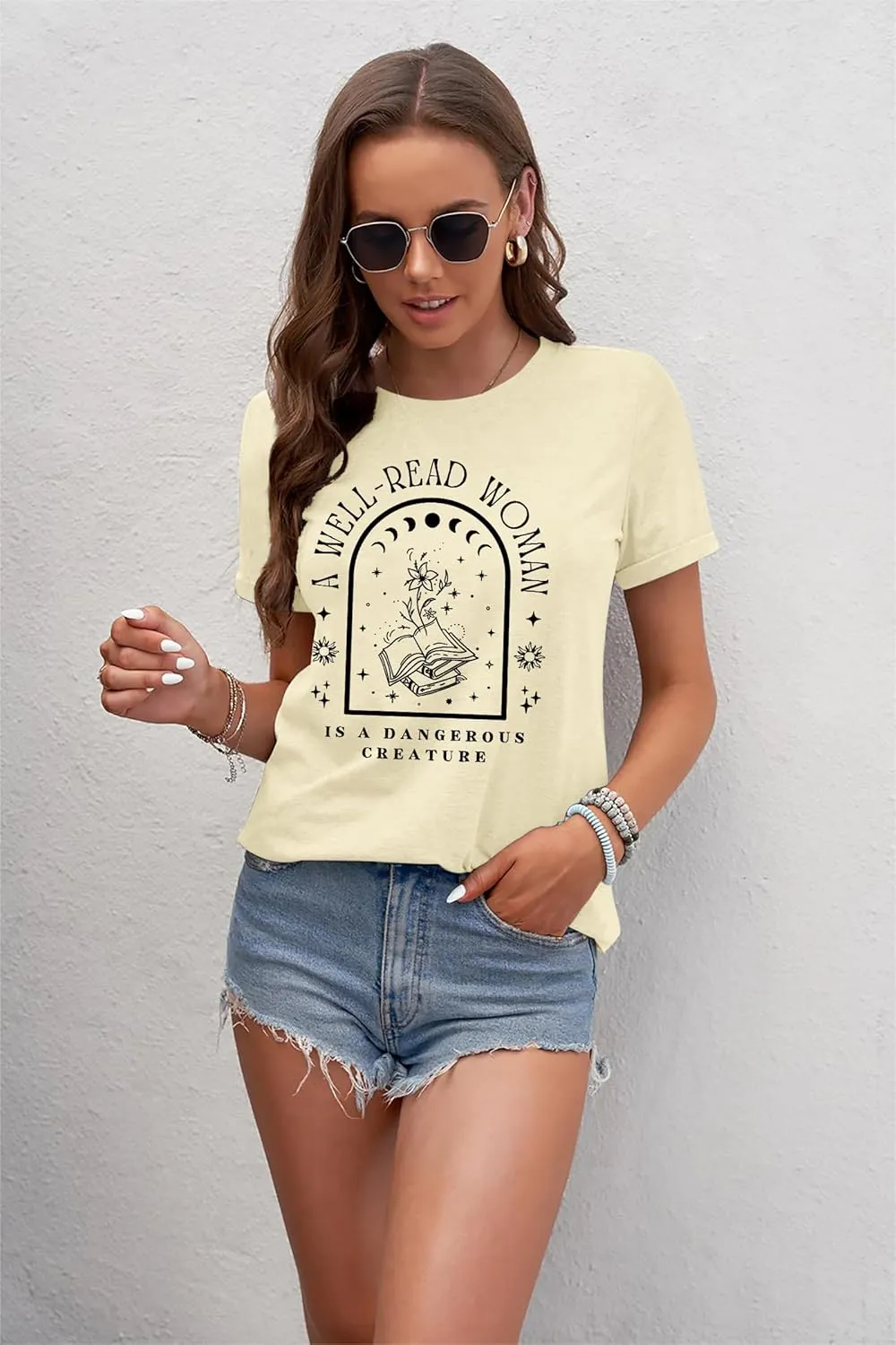A Well Read Woman T-Shirt Women Reading Book Shirt Cute Book Lover Gift Vintage Graphic Tee Tops Funny Teacher Shirt